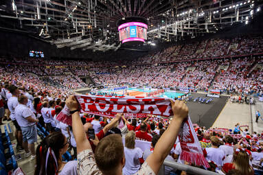 Komplet publiczności w TAURON Arenie poniósł Polaków. Biało-czerwoni wygrywają z mistrzami olimpijskimi