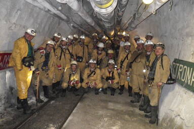 Pomarańczowi na dole w kopalni. „Szacunek dla tych ludzi”