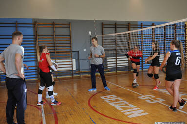 Asystenci Stelio DeRocco trenowali z klasą siatkarską