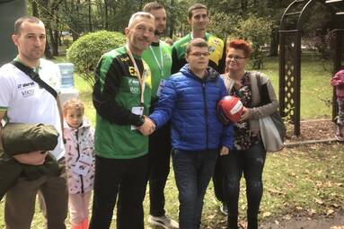 Siatkarze Aluron Virtu Warty Zawiercie biegli dla Mikołaja