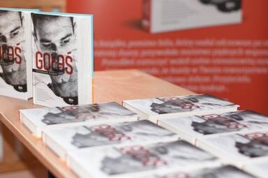 "Arkadiusz Gołaś. Przerwana podróż" – promocja książki podczas niedzielnego meczu