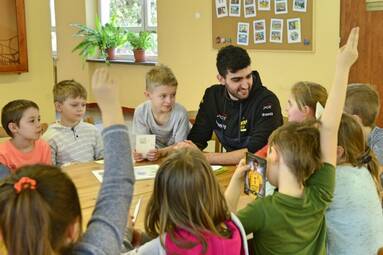 Marcin Janusz czyta dzieciom