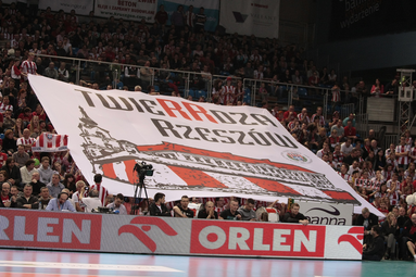 Nocne oczekiwanie na Podpromiu