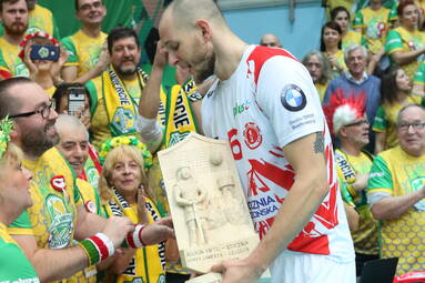 Jurajscy kibice wręczają własną nagrodę MVP drużynie pokonanej!