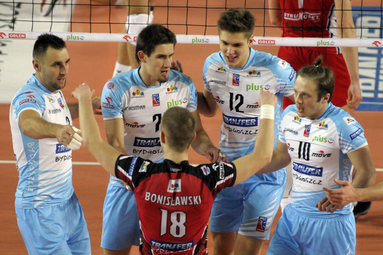 Ich gra przypomina sinusoidę