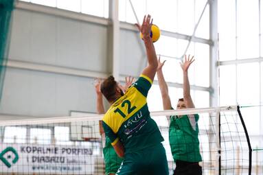 Zwycięstwo w pierwszym sparingu i historyczny debiut maturzysty