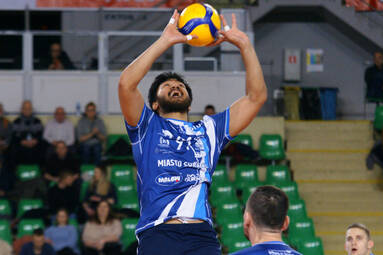 Joshua Tuaniga na kolejne dwa sezony w Ślepsku Malow Suwałki