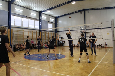 Siatkarze Politechniki w szkole na Hożej