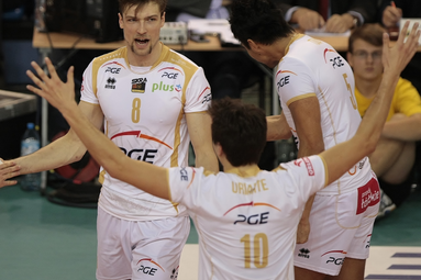 PGE Skra nie zwalnia tempa i prowadzi