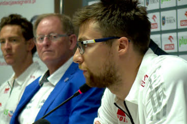 Mikołaj Kopernik z piłką do siatkówki