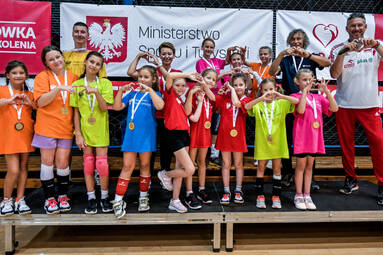 „Siatkówka łączy pokolenia” w katowickim Spodku – kilkadziesiąt dzieci wraz z rodzicami trenowało z gwiazdami siatkówki