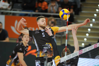 22. kolejka Plusligi na zdjęciach klubowych fotoreporterów.