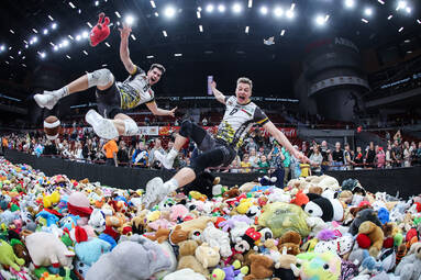 Ergo Arena zasypana pluszowymi misiami po meczu Trefla z liderem! [ZDJĘCIA]