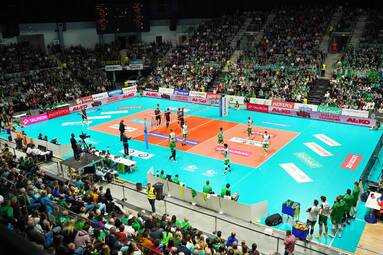 Wypełniona kibicami do ostatniego miejsca hala Urania nie pomogła gospodarzom, pierwszy ćwierćfinał  wygrywają jastrzębianie [ZDJĘCIA]