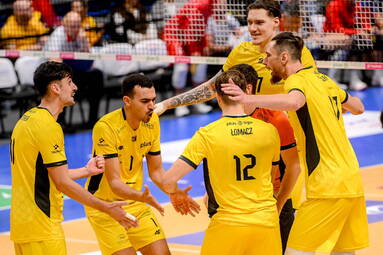 PGE GiEK SKRA Bełchatów w pięciu setach pokonuje ZAKSĘ. Kędzierzynianie nadal bez wygranego meczu [ZDJĘCIA]