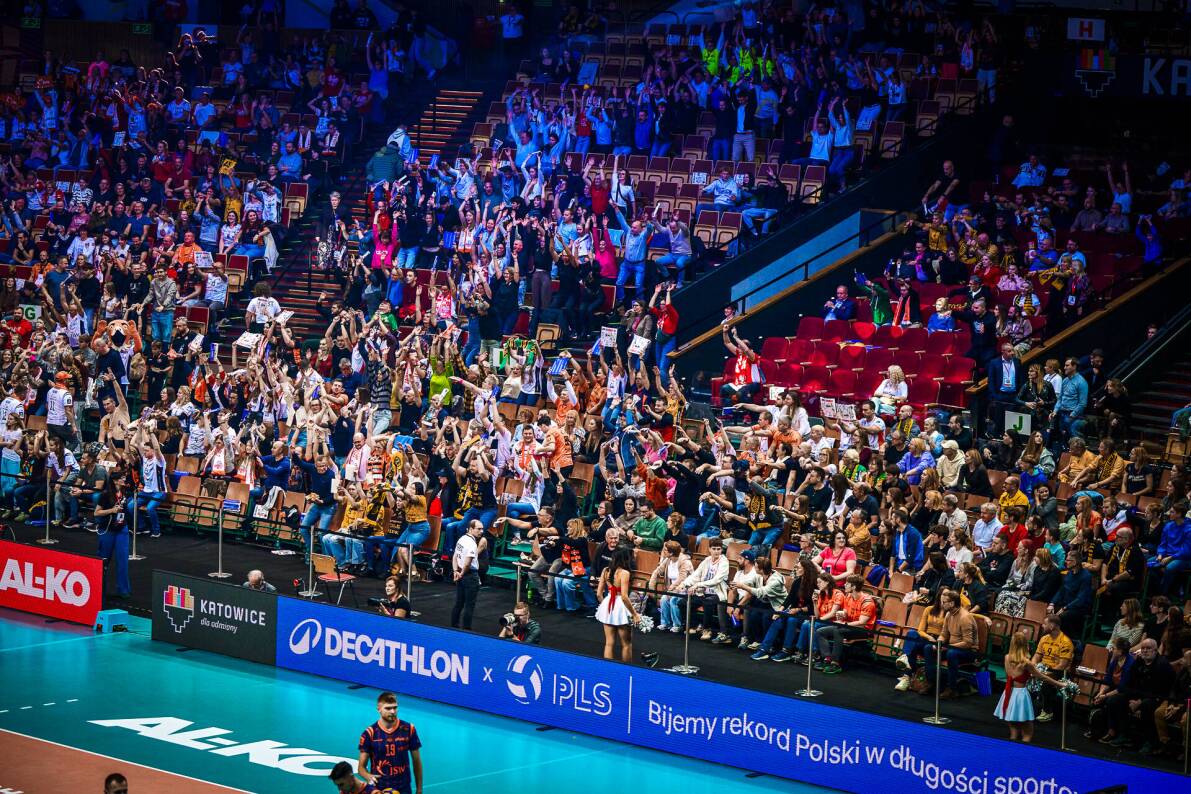 Wspólnie z Decathlon Polska pobiliśmy nowy rekord Polski w długości sportowej fali!  Byliście częścią tego widowiska? Znajdźcie się na zdjęciach w naszej galerii!