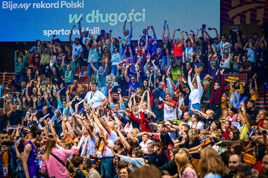 Wspólnie z Decathlon Polska pobiliśmy nowy rekord Polski w długości sportowej fali!  Byliście częścią tego widowiska? Znajdźcie się na zdjęciach w naszej galerii!