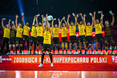 Od 15 listopada wieczorne mecze zawodowych lig będą rozpoczynać się pół godziny szybciej