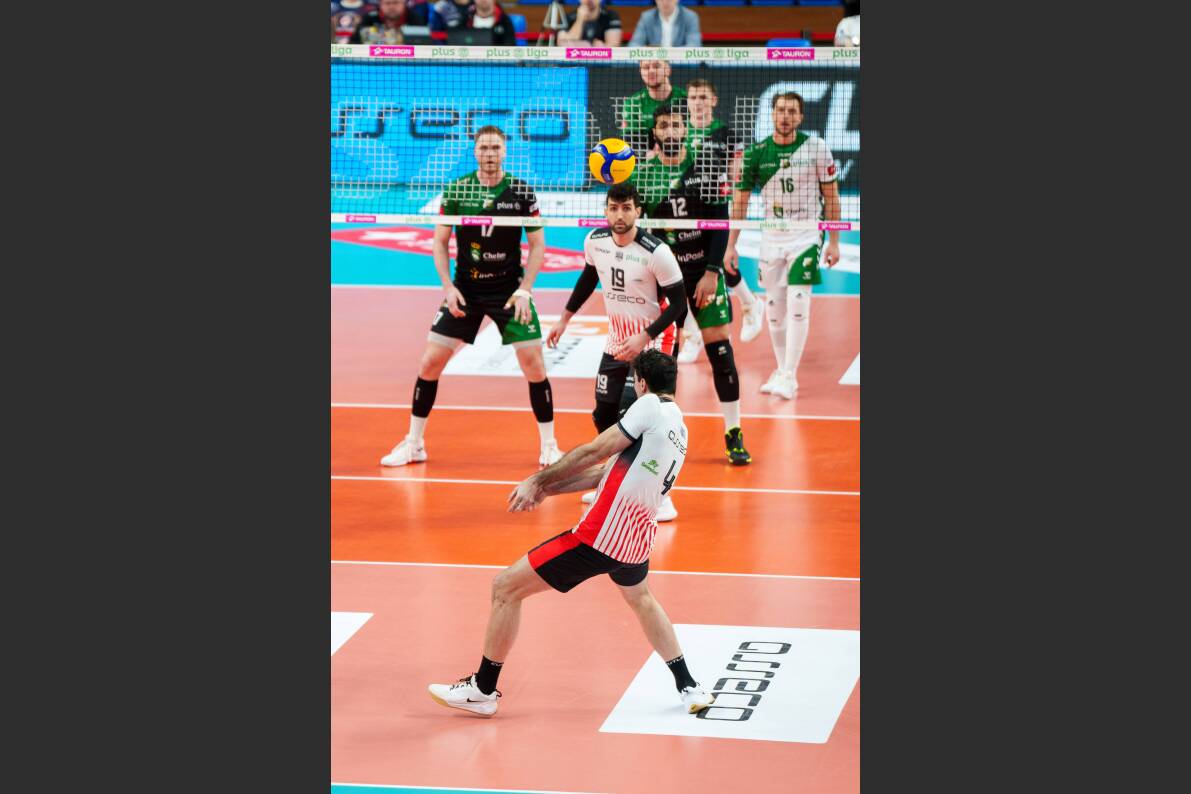 Tylko w jednym secie siatkarze InPostu ChKS Chełm postawili się silniejszemu przeciwnikowi w Rzeszowie [ZDJĘCIA]