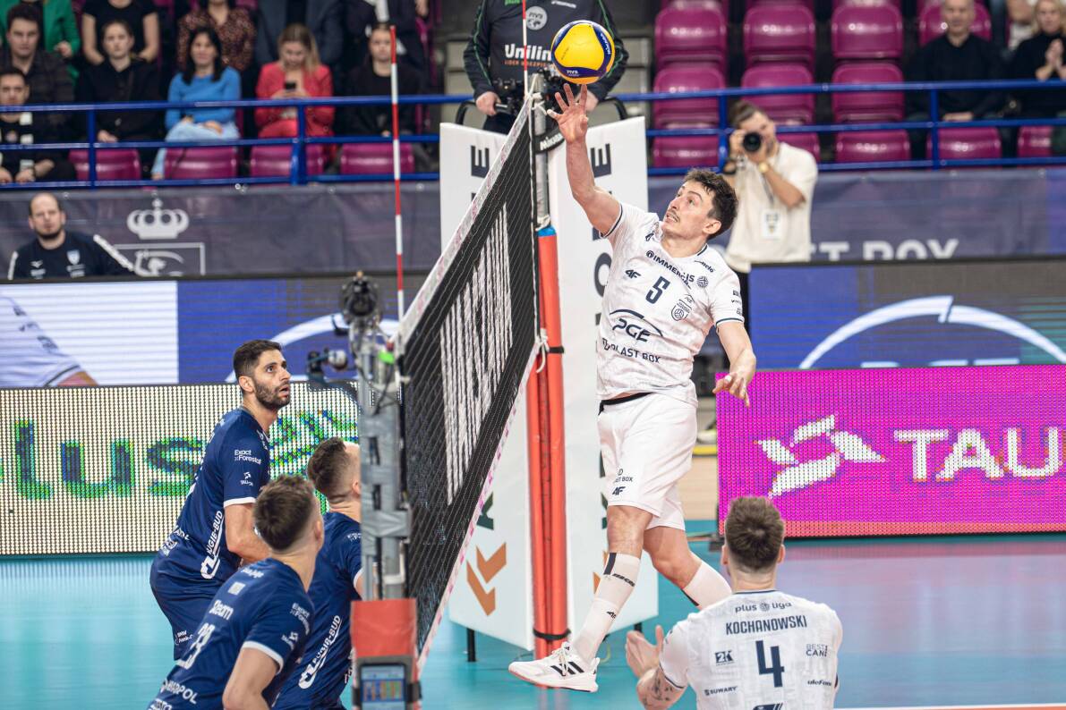 Mimo początkowych problemów gospodarzy, mecz w Warszawie bez zaskoczenia [ZDJĘCIA]