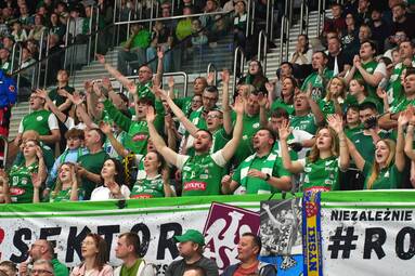 Olsztyńscy kibice siatkówki w hali Urania radowali się zwycięstwem swoich zawodników [ZDJĘCIA]